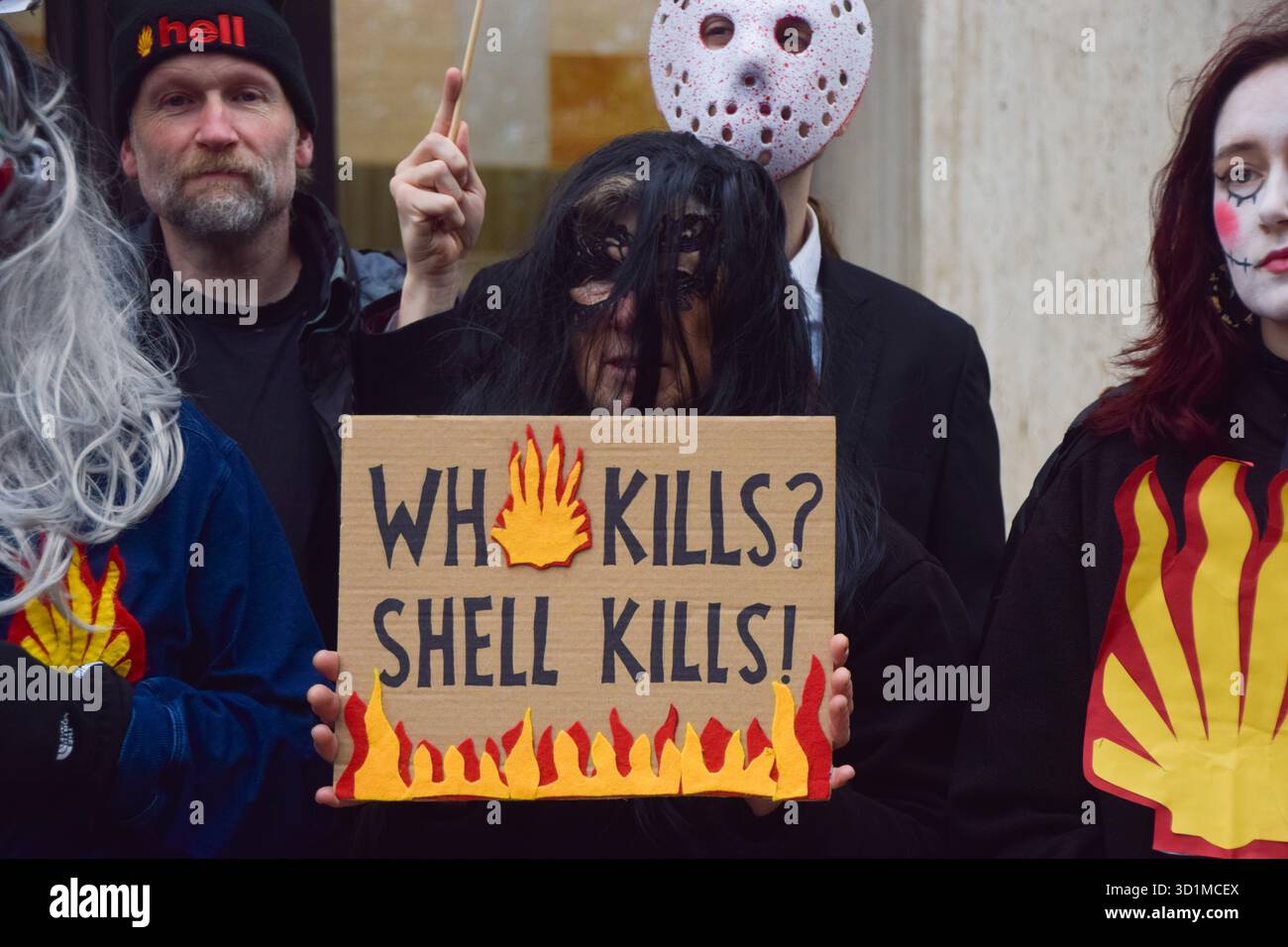 Londres, Royaume-Uni. 29 octobre 2025. Les militants pour le climat de Fossil Free London organisent une manifestation sur le thème d'Halloween contre Shell devant le siège du géant des combustibles fossiles à South Bank. Crédit : Vuk Valcic/Alamy Live News Banque D'Images