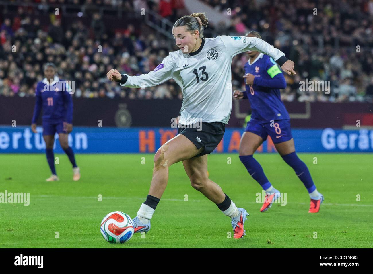 Allemagne. 24 octobre 2025. Fussball Frauen UEFA Womens Nations League Halbfinale Deutschland - Frankreich am 24.10.2025 in der Merkurs Spiel-Arena in Duesseldorf Carlotta Wamser ( Deutschland ) la réglementation DFB interdit toute utilisation de photographies comme séquences d'images et/ou quasi-vidéo. Foto : Revierfoto crédit : ddp Media GmbH/Alamy Live News Banque D'Images