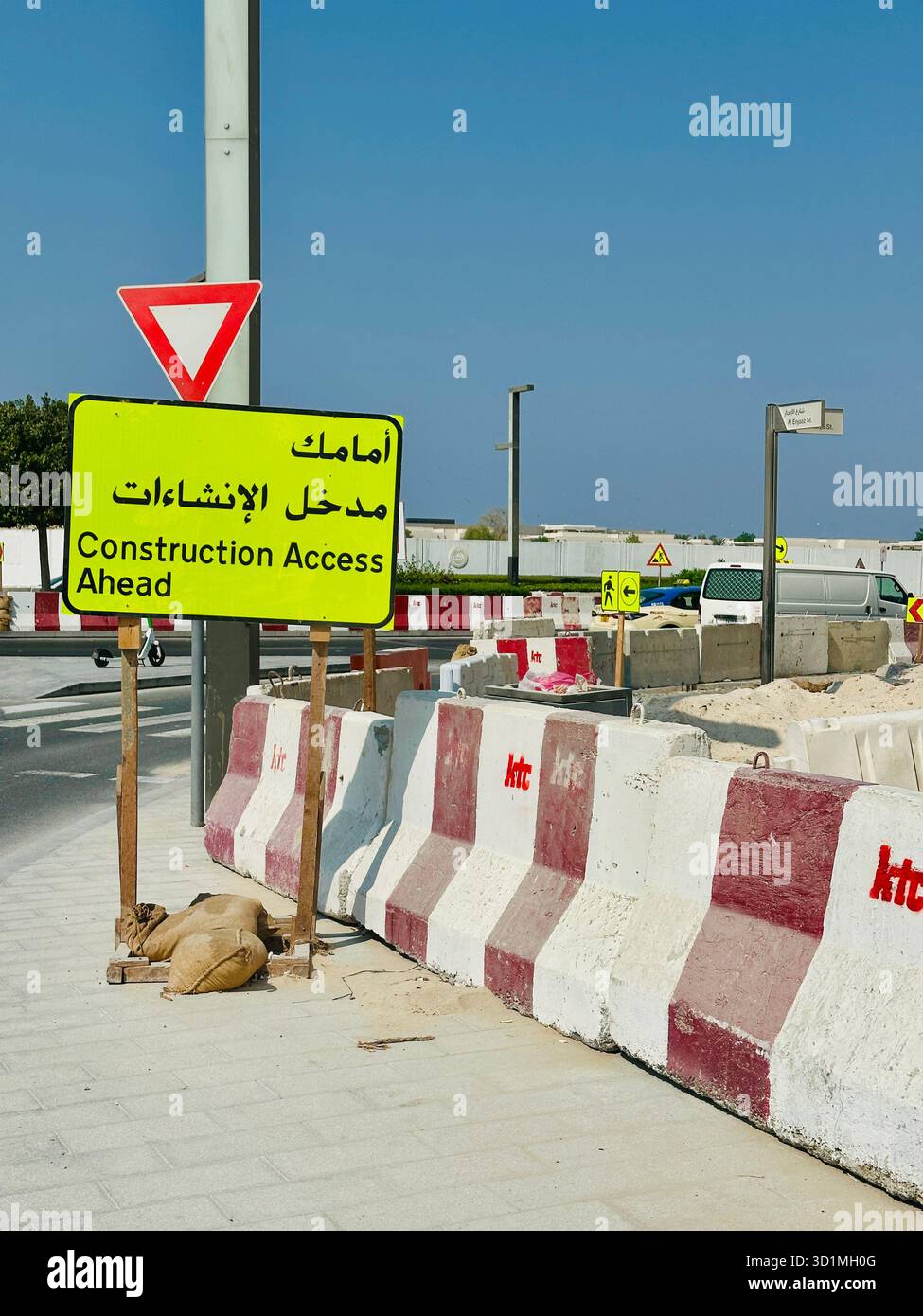 Panneau d'avertissement d'accès aux travaux de construction - Image de stock capturée avec un smartphone