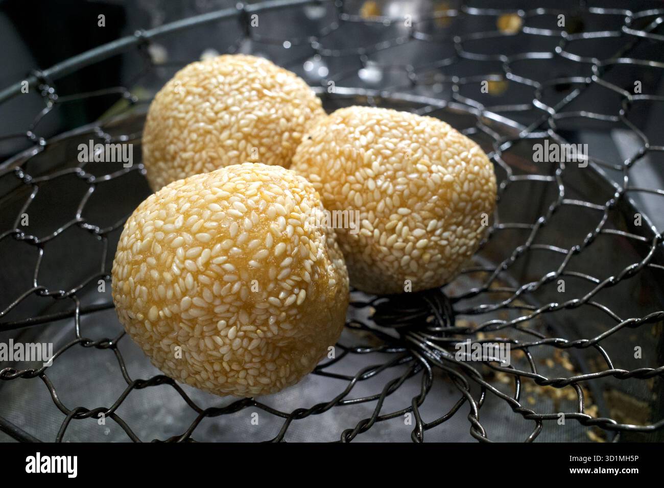 Onde onde, boulettes de sésame, une collation traditionnelle indonésienne, à base de farine de riz collante. Banque D'Images