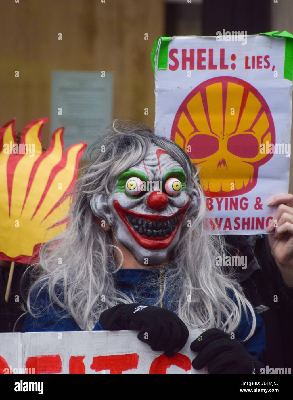 Londres, Royaume-Uni. 29 octobre 2025. Les militants pour le climat de Fossil Free London organisent une manifestation sur le thème d'Halloween contre Shell devant le siège du géant des combustibles fossiles à South Bank. Crédit : Vuk Valcic/Alamy Live News Banque D'Images