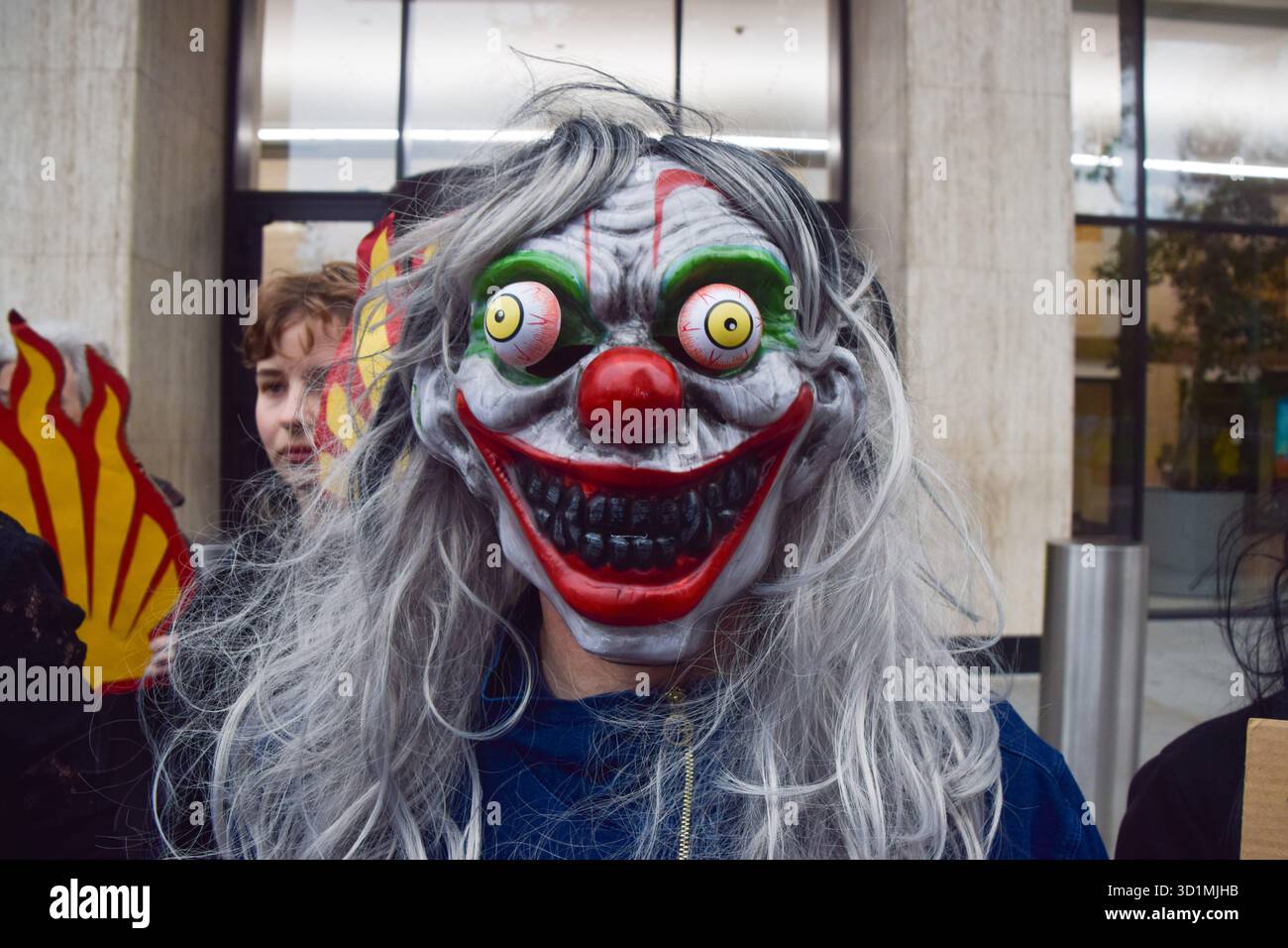 Londres, Royaume-Uni. 29 octobre 2025. Les militants pour le climat de Fossil Free London organisent une manifestation sur le thème d'Halloween contre Shell devant le siège du géant des combustibles fossiles à South Bank. Crédit : Vuk Valcic/Alamy Live News Banque D'Images