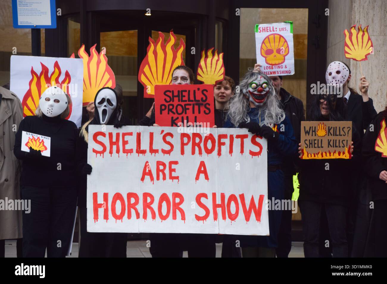 Londres, Royaume-Uni. 29 octobre 2025. Les militants pour le climat de Fossil Free London organisent une manifestation sur le thème d'Halloween contre Shell devant le siège du géant des combustibles fossiles à South Bank. Crédit : Vuk Valcic/Alamy Live News Banque D'Images