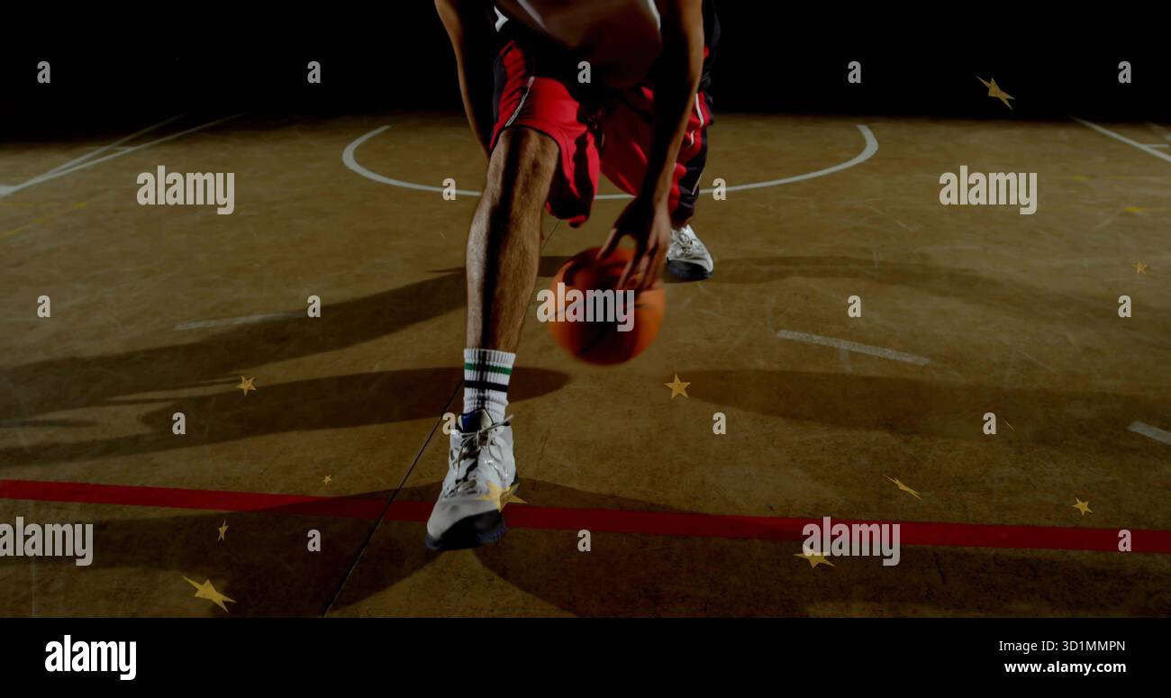 Jambes d'athlète dribbles guidant le basket-ball orange sur le terrain avec une ligne en demi-cercle et des confettis dorés Banque D'Images