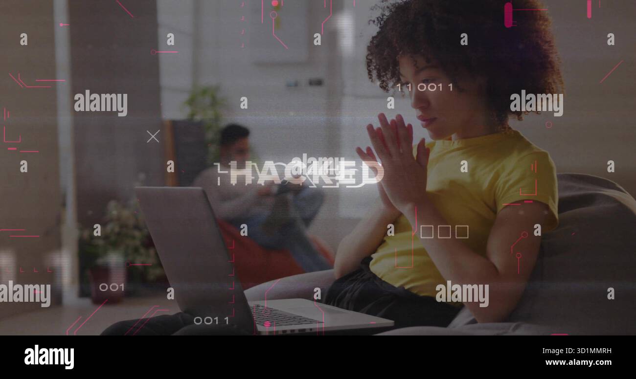 Dactylographier femme aux cheveux bouclés se concentrant sur ordinateur portable sur canapé gris dans le bureau à domicile, avec superposition piratée Banque D'Images