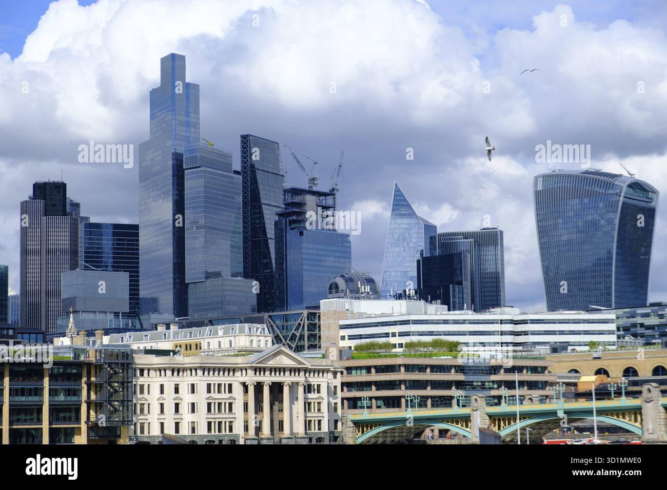 Quartier des affaires de la ville de Londres gratte-ciel brillants sur un ciel orageux dramatique à Londres Banque D'Images