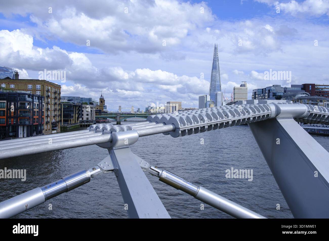 Le gratte-ciel de Shard dominant la ligne d'horizon derrière la passerelle Millennium. Le London Bridge est également visible au loin Banque D'Images