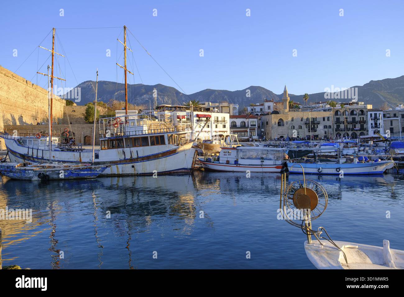 Port de Kyrenia et château médiéval dans l'île de Chypre Banque D'Images