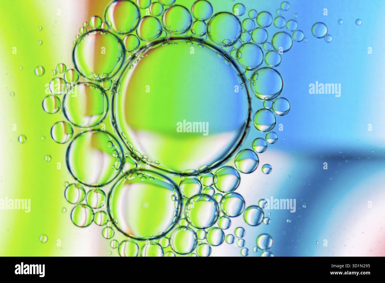 Fond abstrait de bulles d'huile sur la surface de l'eau palette blanche bleu vert. Gros plan macro Banque D'Images