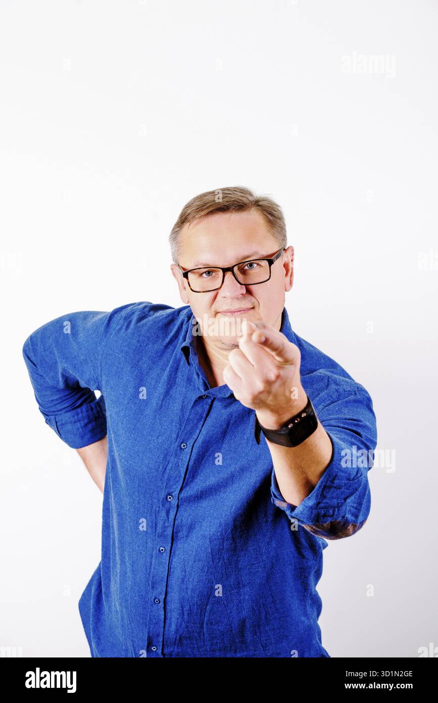 Hommes d'âge moyen en lunettes et chemise bleue Banque D'Images