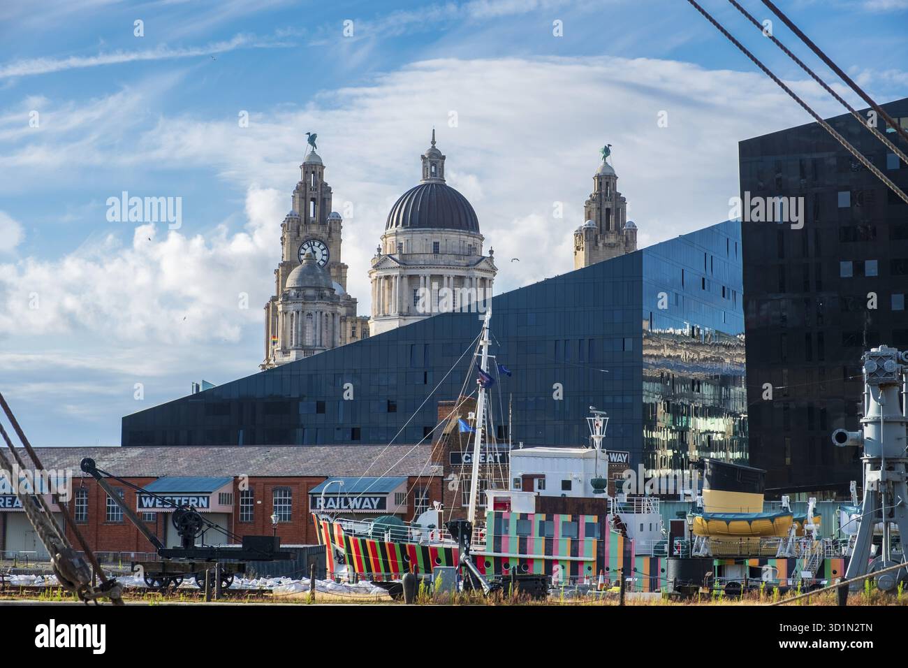 Liverpool, Royaume-Uni - 18 juillet 2019 : architecture moderne et classique aux quais de Liverpool, port de Liverpool Banque D'Images