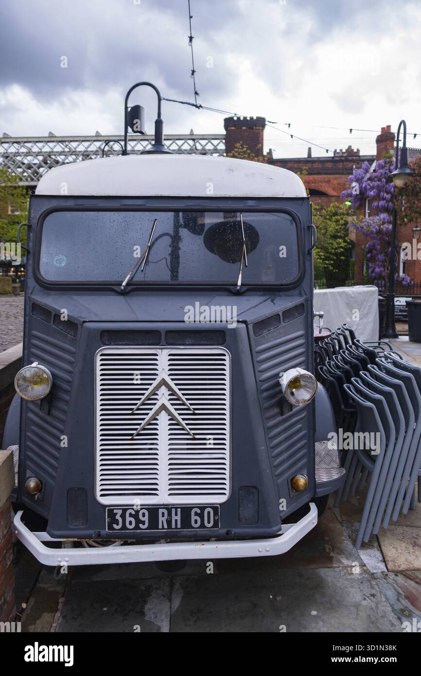 Manchester, Royaume-Uni - 25 avril 2019 : scène atmosphérique d'un classique Citroen H Van dans la région de Castlefield à Manchester Banque D'Images