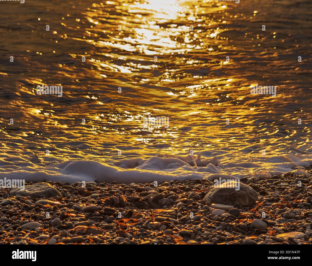 Magnifique vue sur le coucher de soleil de galets de plage à la plage de Petra tou Romiou, à Paphos, Chypre. Il est considéré comme le lieu de naissance d'Aphrodite dans la mythologie grecque Banque D'Images