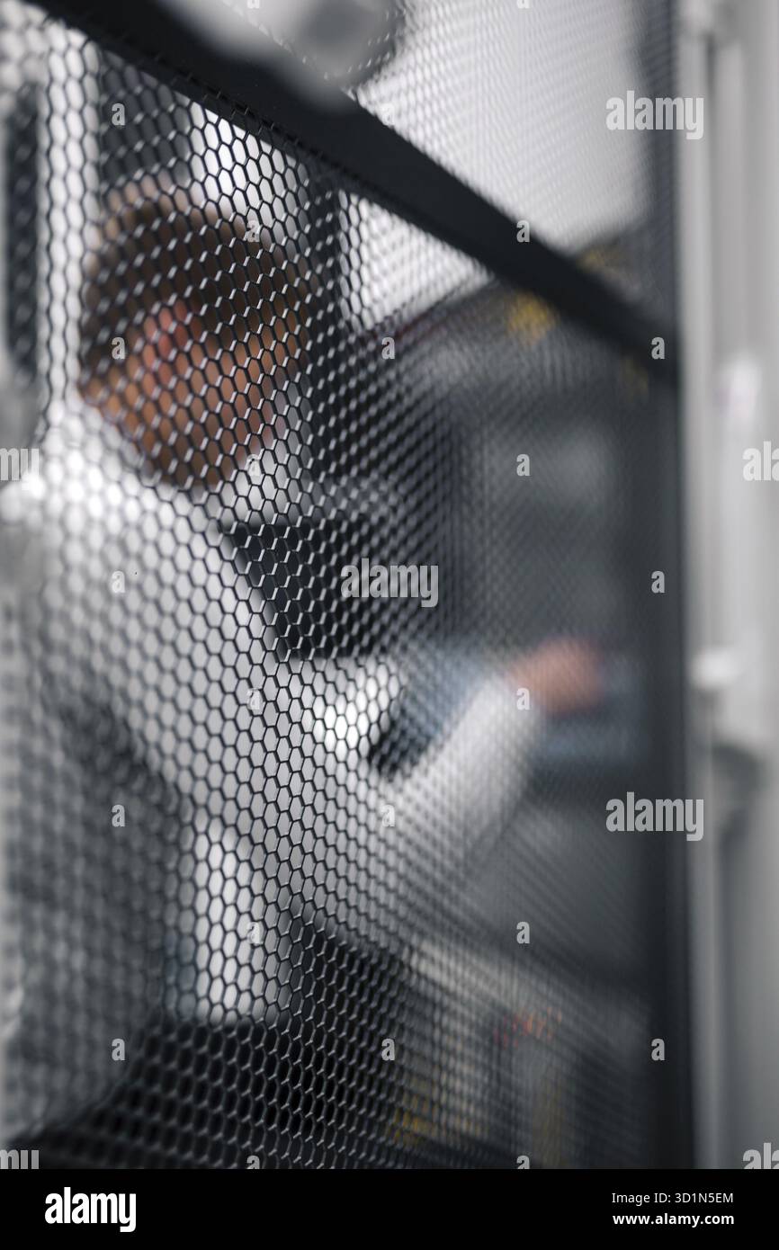 Jeune homme est debout à côté du châssis et l'équipement informatique Banque D'Images