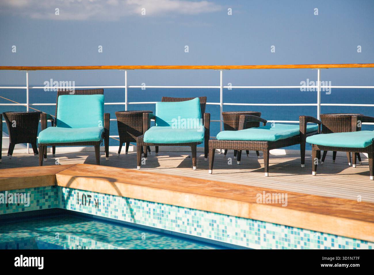 Chaises longues pour bateau de croisière et résumé de la piscine Banque D'Images