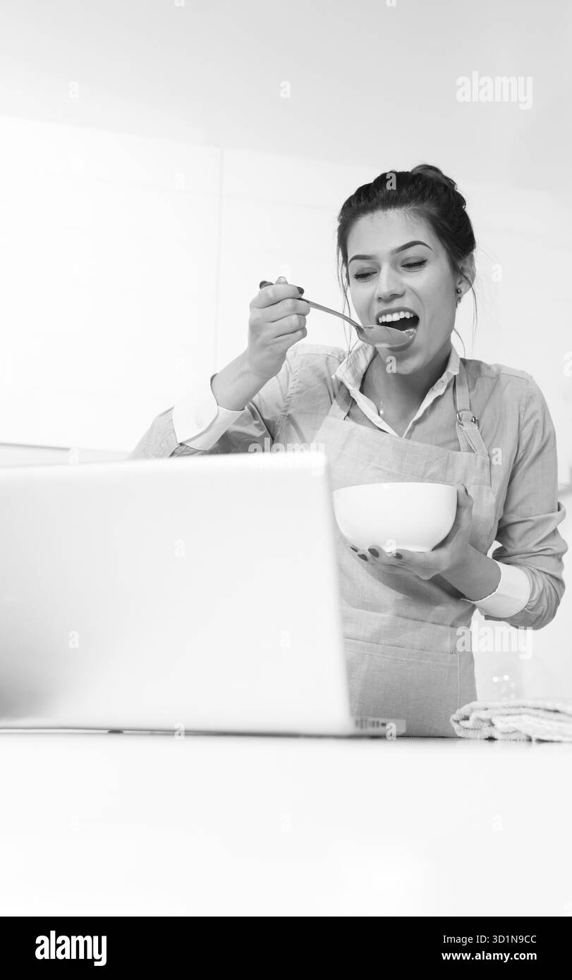 Jeune femme ayant un bol de céréales Banque D'Images