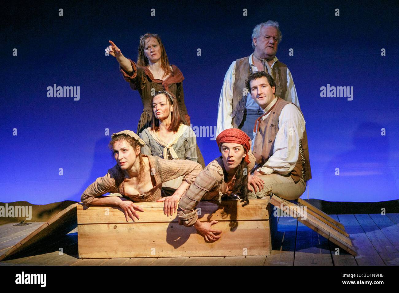 'The voyage Out' - Convicts in the hold - dans le sens des aiguilles d'une montre de l'avant à gauche : Helen Bradbury (Dabby Bryant), Laura dos Santos (Mary Brenham), Kathryn O'Reilly (Liz Morden), Ian Redford (John Arscott), John Hollingworth (John Wisehammer), Lisa Kerr (Duckling Smith) dans OUR COUNTRY'S GOOD de Timberlake Wertenbaker au James Theatre, Londres SW1 04/02/2013 an OUT of Theater, London SW1/06/06/07/07/07/07/07, co-production : Tim Boltagton, co-Town Banque D'Images