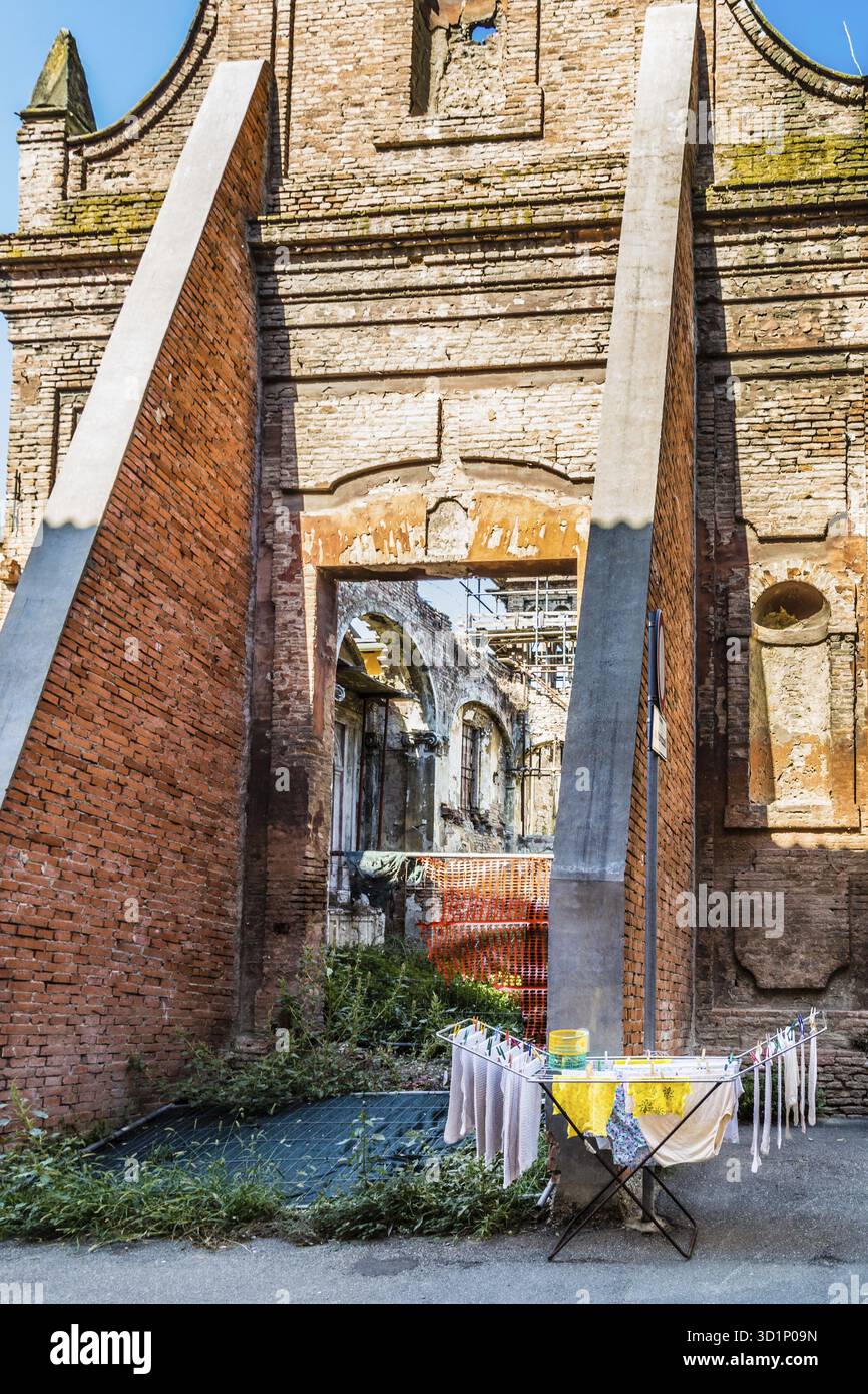 Vêtements suspendus pour sécher sur un séchoir devant des ruines historiques en Italie Banque D'Images