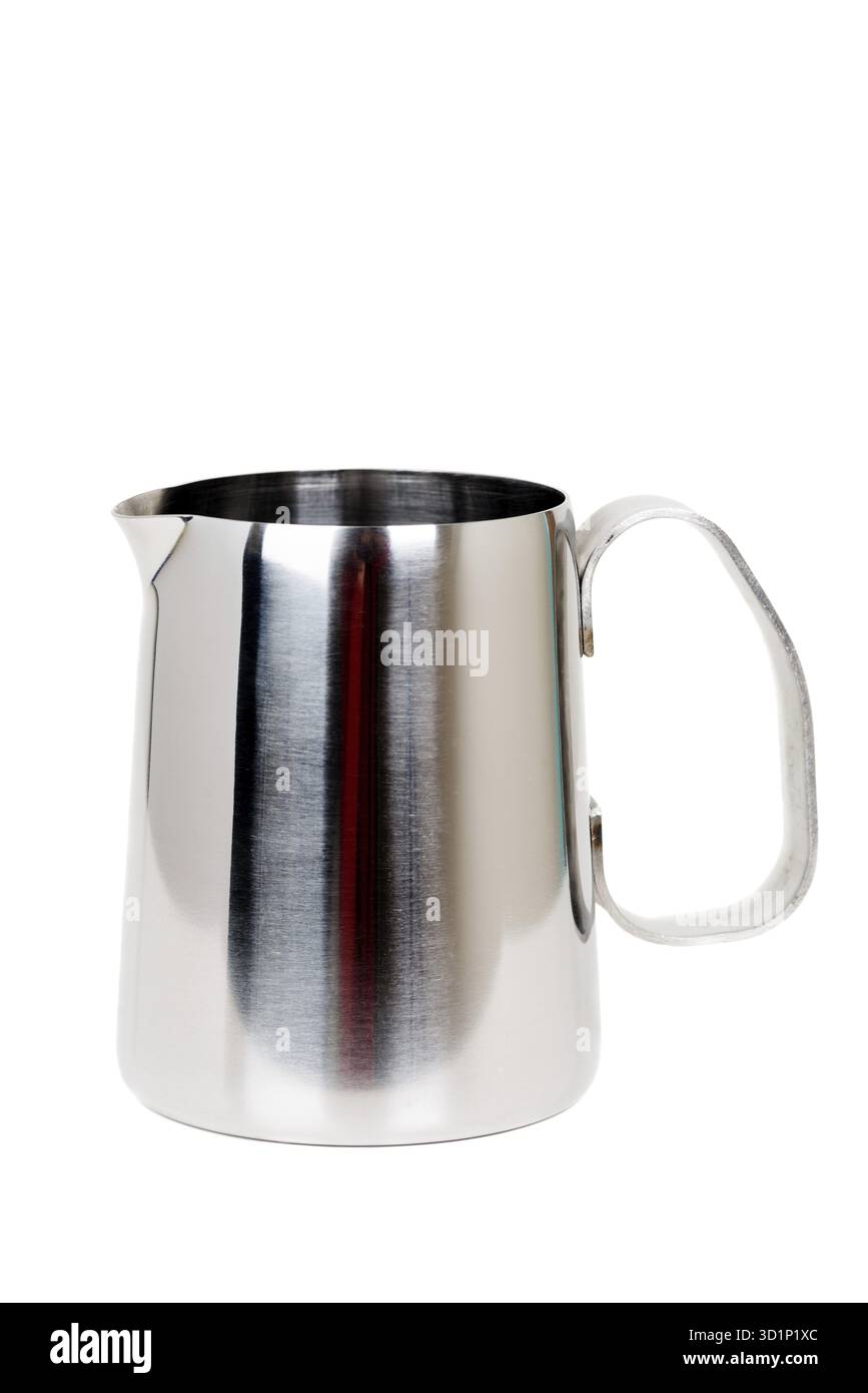 Pichet de chaudière à lait en acier inoxydable isolé sur fond blanc Banque D'Images
