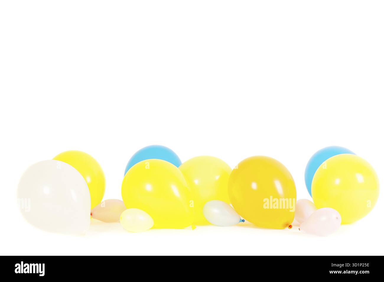 Ballons colorés isolés sur blanc avec espace de copie Banque D'Images