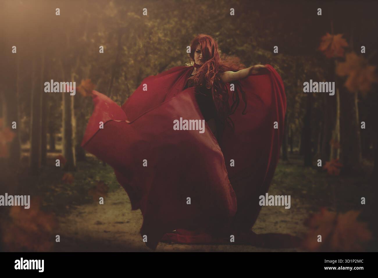 Femme guerrière de cheveux rouges dans une forêt automnale Banque D'Images