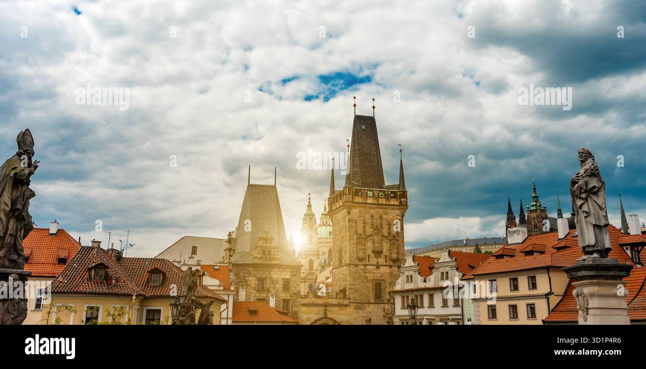 Statues et tours du pont de la petite ville à la lumière du soleil. Banque D'Images