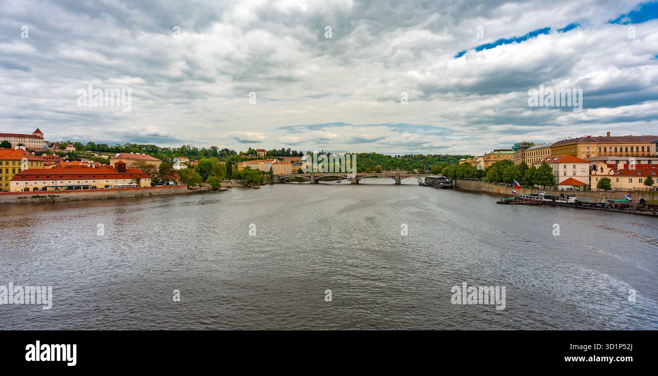 Prague City Panorama avec Manes Bridge Vltava. Banque D'Images
