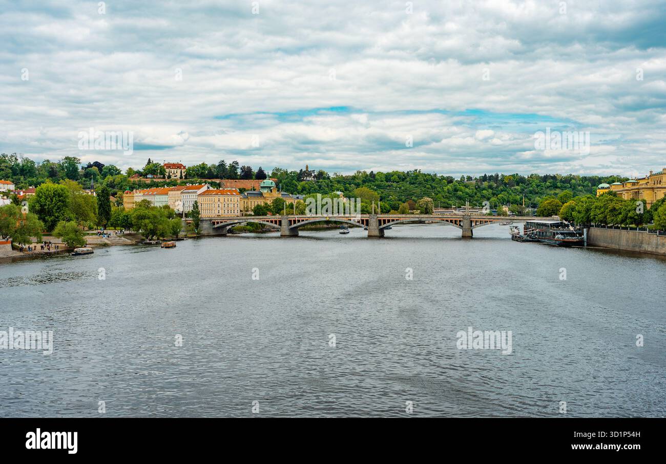 Prague City Panorama avec Manes Bridge Vltava. Banque D'Images