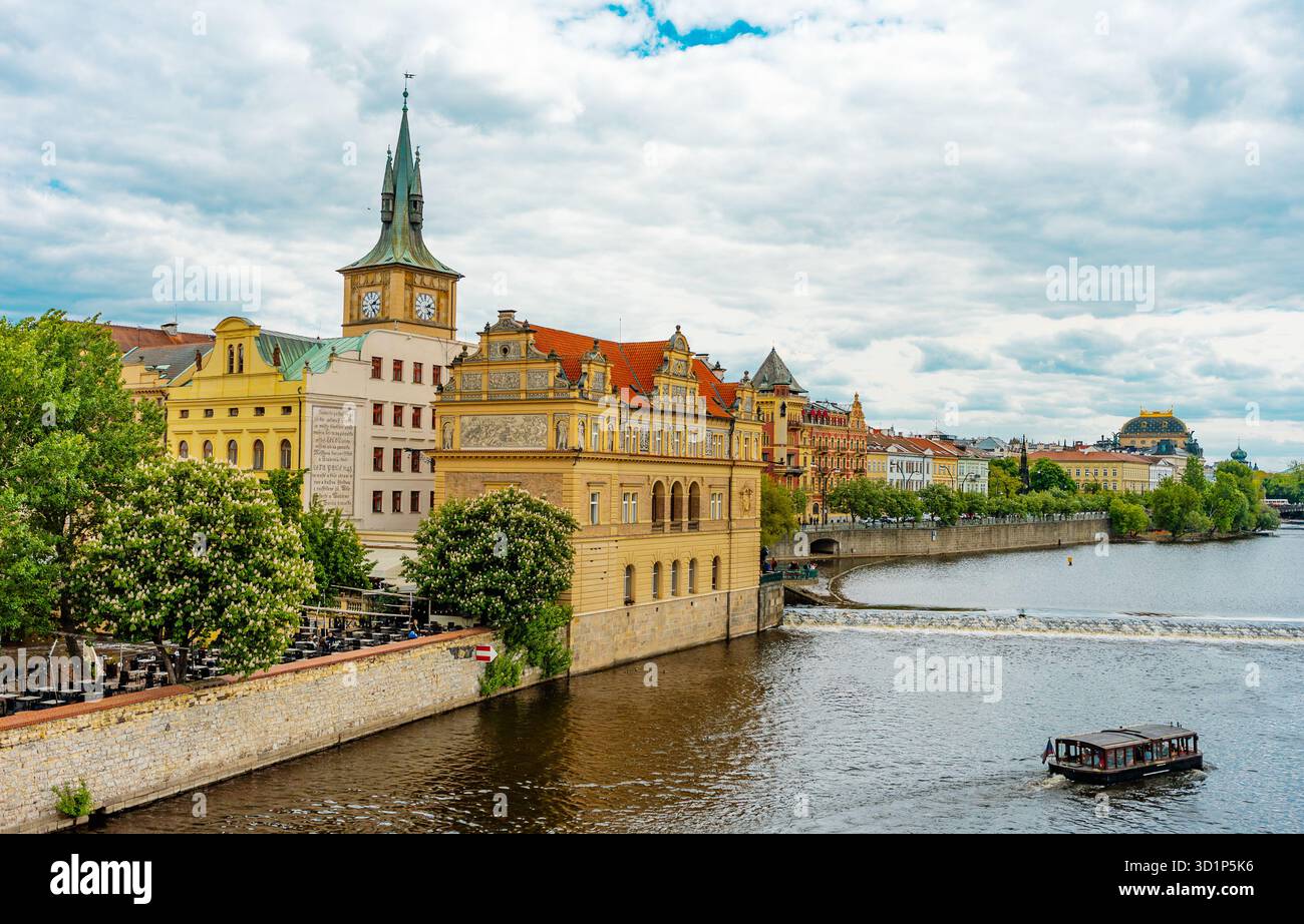 Élégant bâtiment du musée Smetana surplombant la rivière Vltava. Banque D'Images