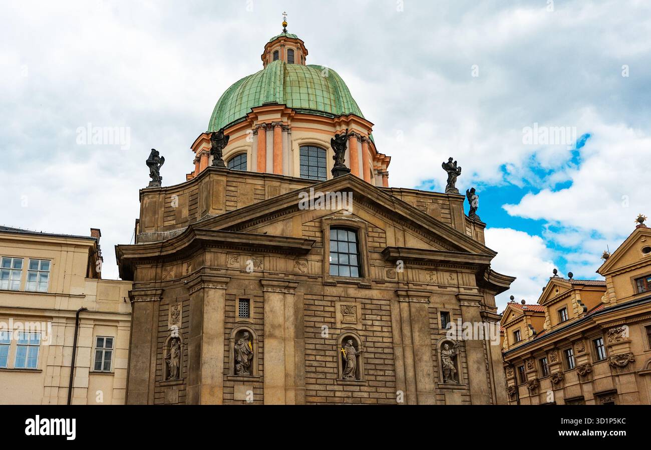 Basilique baroque historique de Saint François à Prague. Banque D'Images