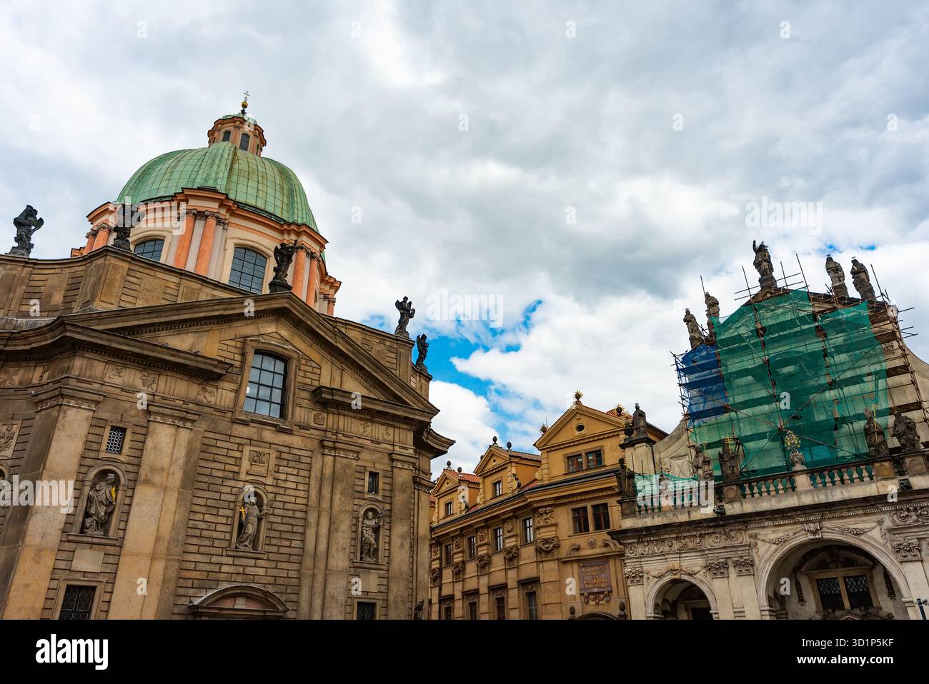Basilique baroque historique de Saint François à Prague. Banque D'Images