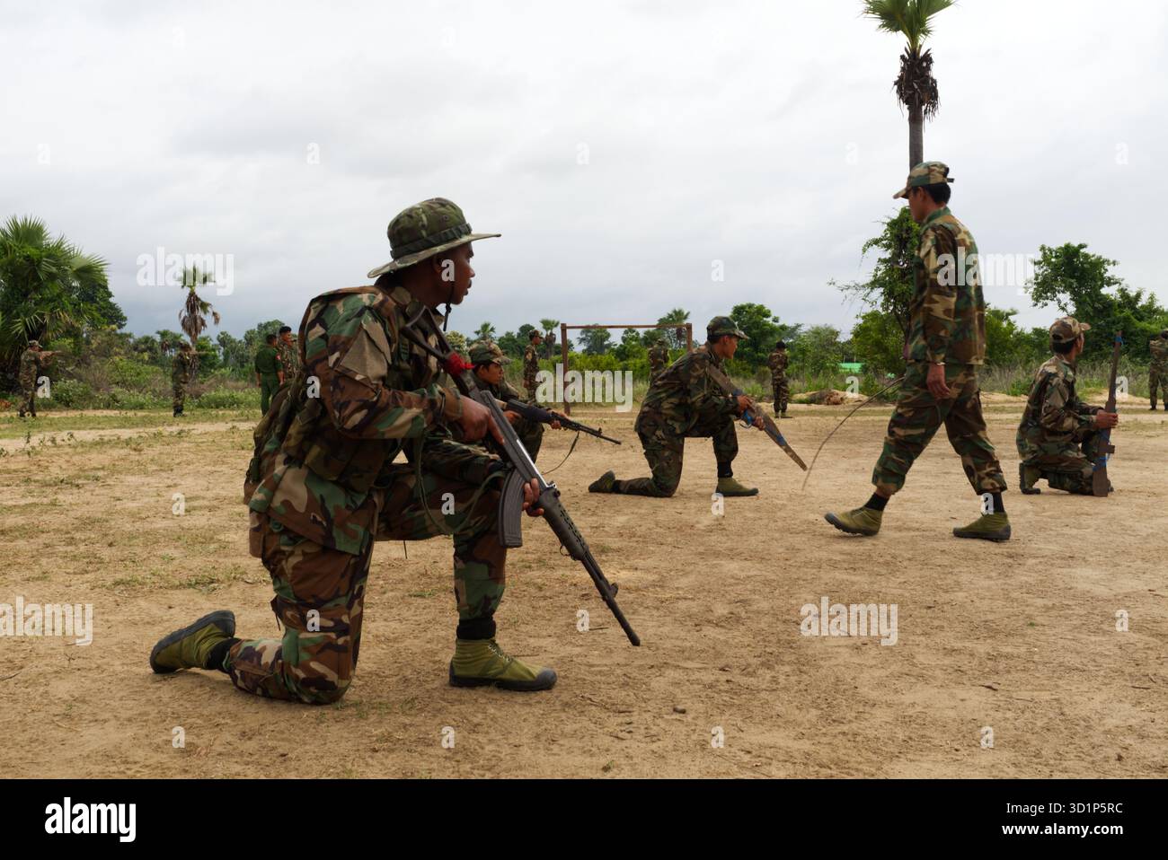 Les recrues du bataillon 12 des Forces de défense populaire participent à un cours de formation militaire de base dans le district de Shwebo dans la région de Sagaing, au Myanmar. Banque D'Images