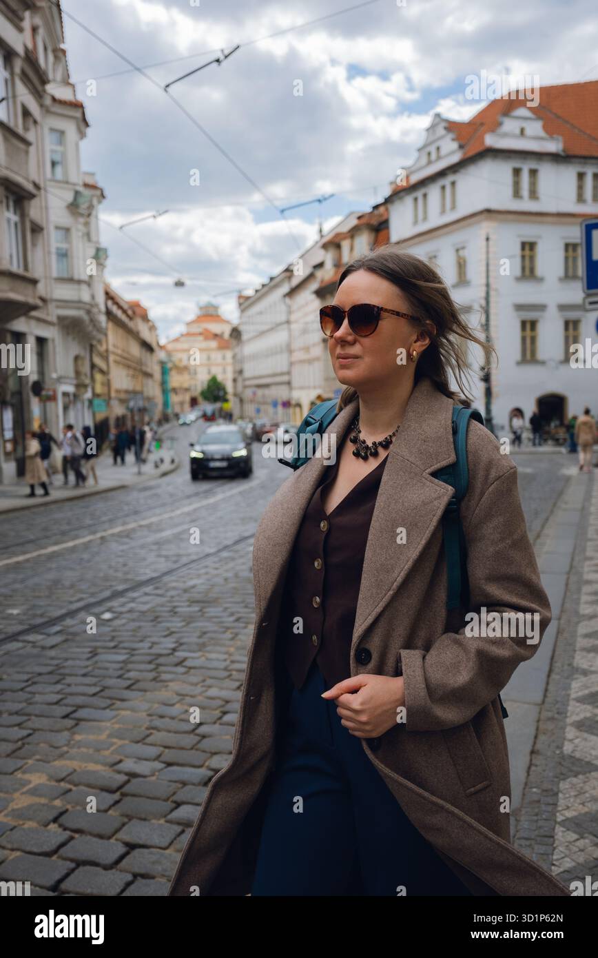 Femme élégante sur la rue pavée dans la ville européenne. Banque D'Images