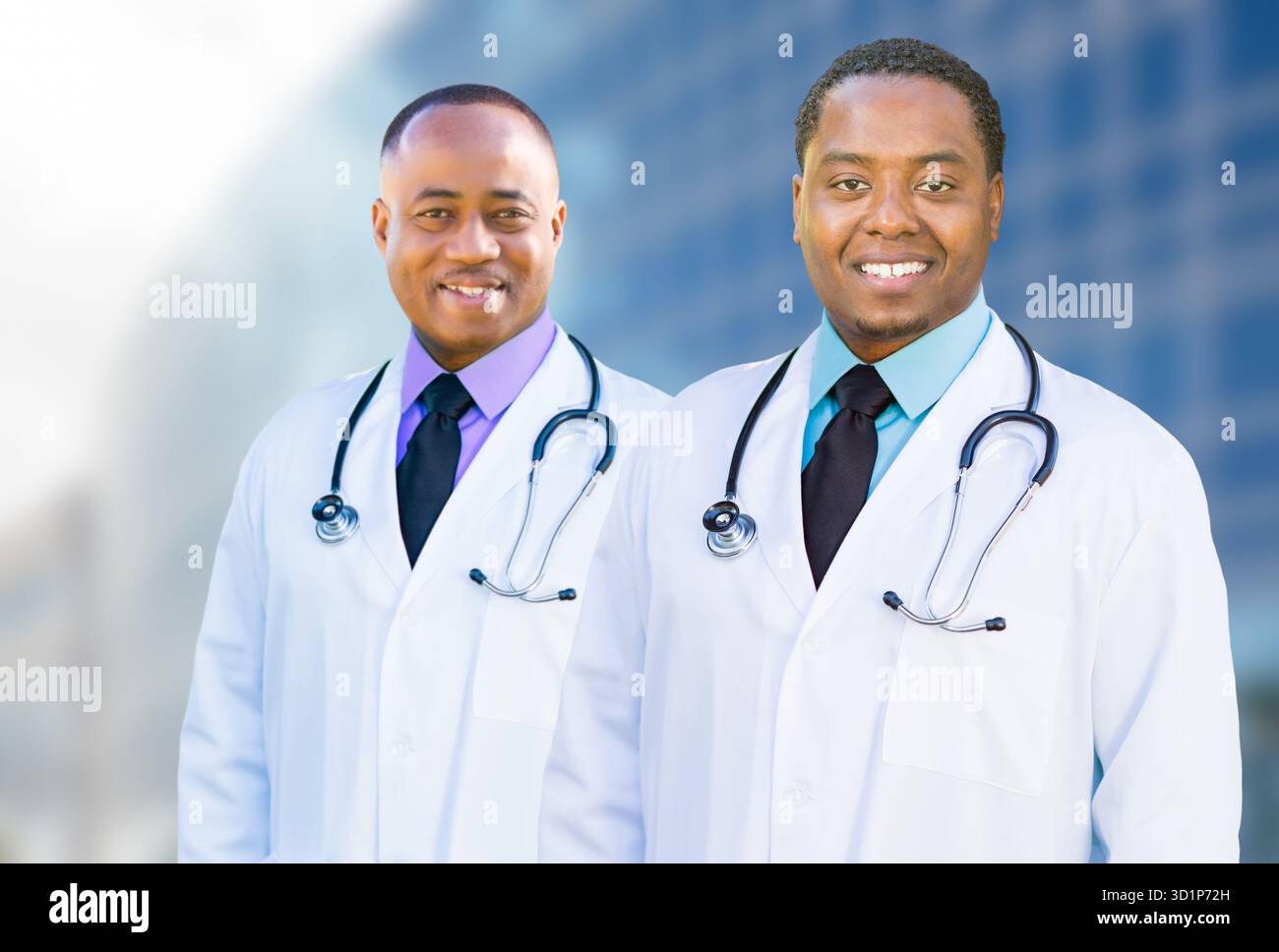 Médecins afro-américains à l'extérieur du bâtiment de l'hôpital Banque D'Images