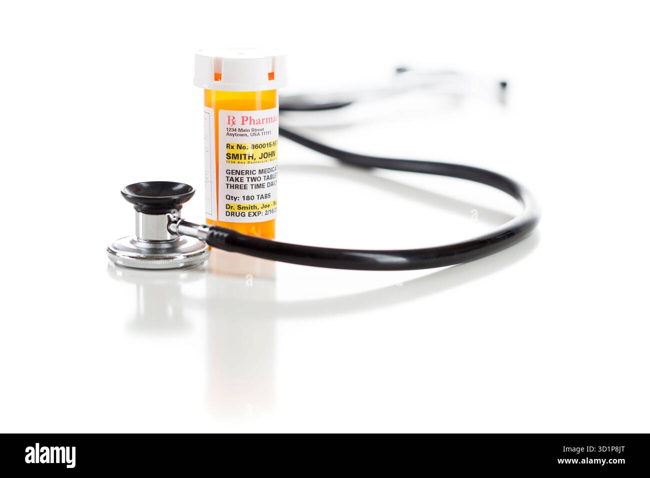 Bouteille de prescription de médicament non propriétaire avec stéthoscope isolé sur blanc Banque D'Images