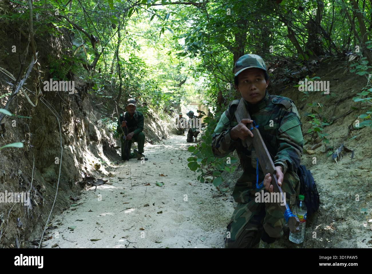 Sagaing, Myanmar. 05 juillet 2025. Les recrues du bataillon 12 des Forces de défense populaire participent à un cours de formation militaire de base dans le district de Shwebo dans la région de Sagaing, au Myanmar. (Photo de Thu Myae/SOPA images/SIPA USA) crédit : SIPA USA/Alamy Live News Banque D'Images