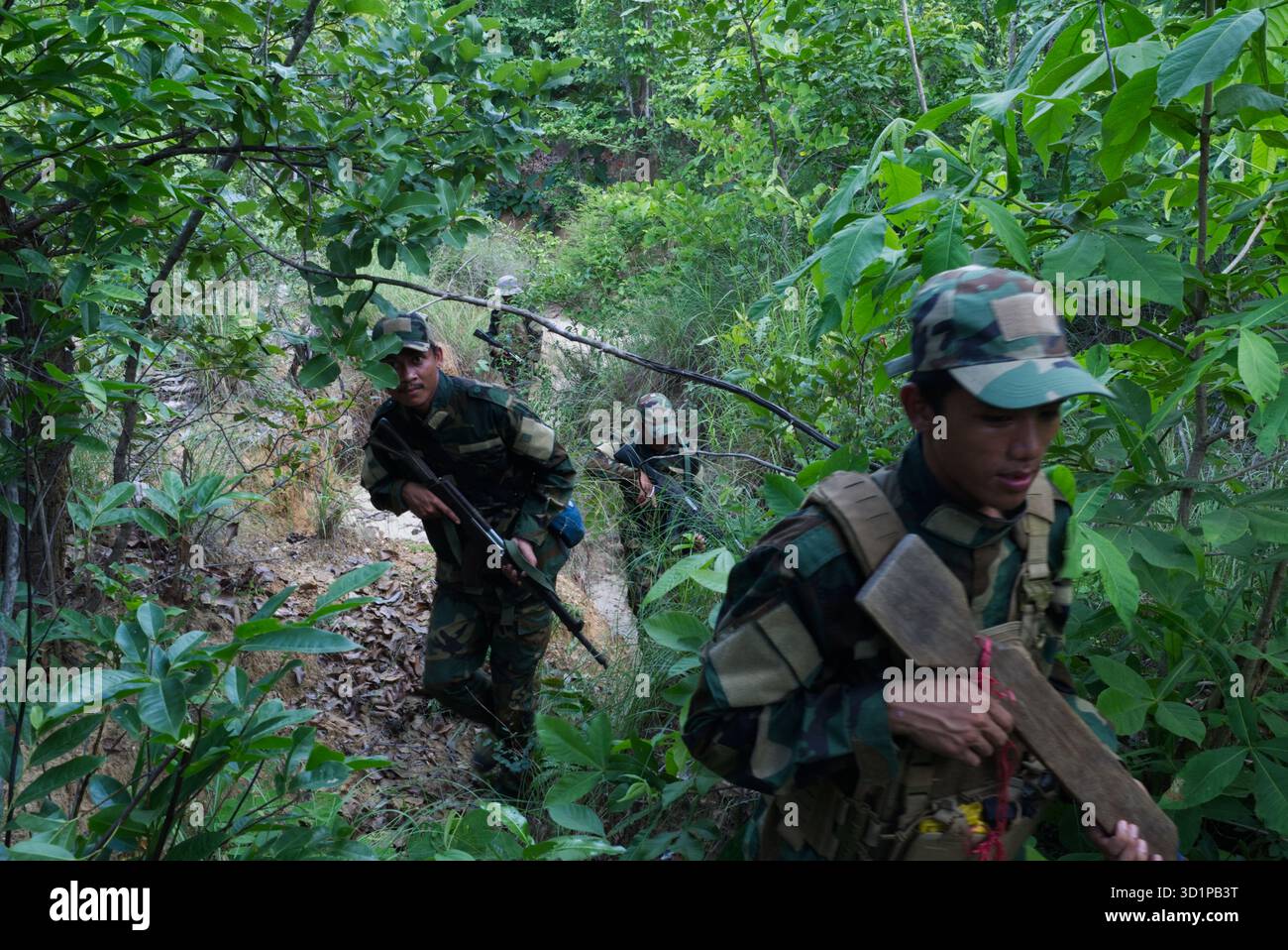 Sagaing, Myanmar. 05 juillet 2025. Les recrues du bataillon 12 des Forces de défense populaire participent à un cours de formation militaire de base dans le district de Shwebo dans la région de Sagaing, au Myanmar. (Photo de Thu Myae/SOPA images/SIPA USA) crédit : SIPA USA/Alamy Live News Banque D'Images