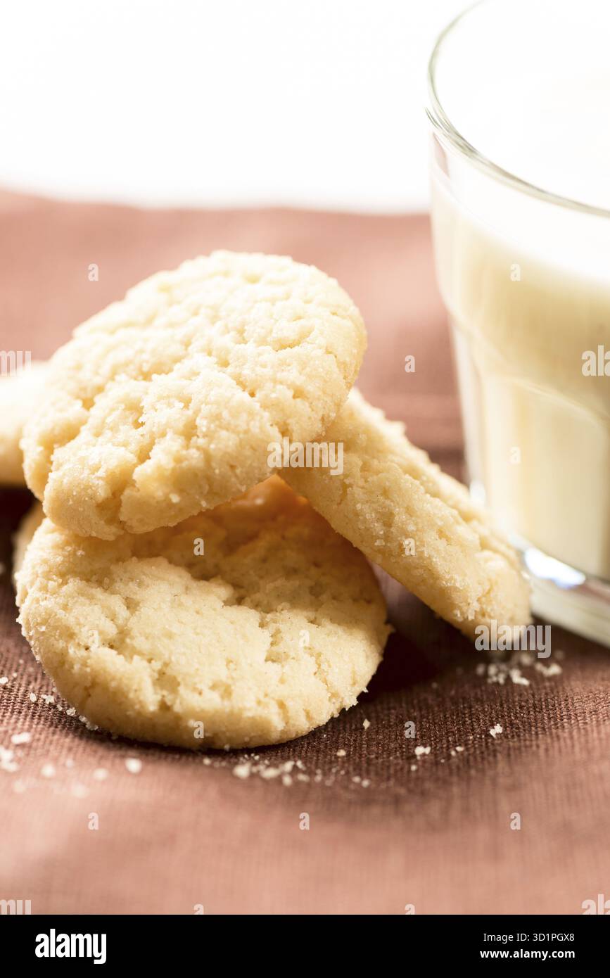 Ensemble artistique : biscuits et lait sur serviette Banque D'Images