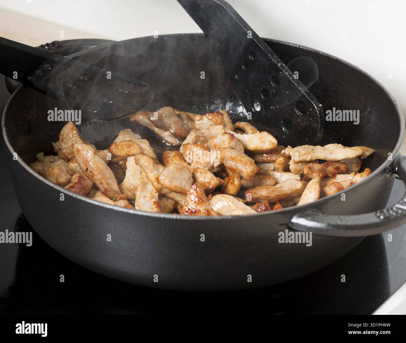 Préparer la rencontre tranchée dans la poêle à frire Banque D'Images