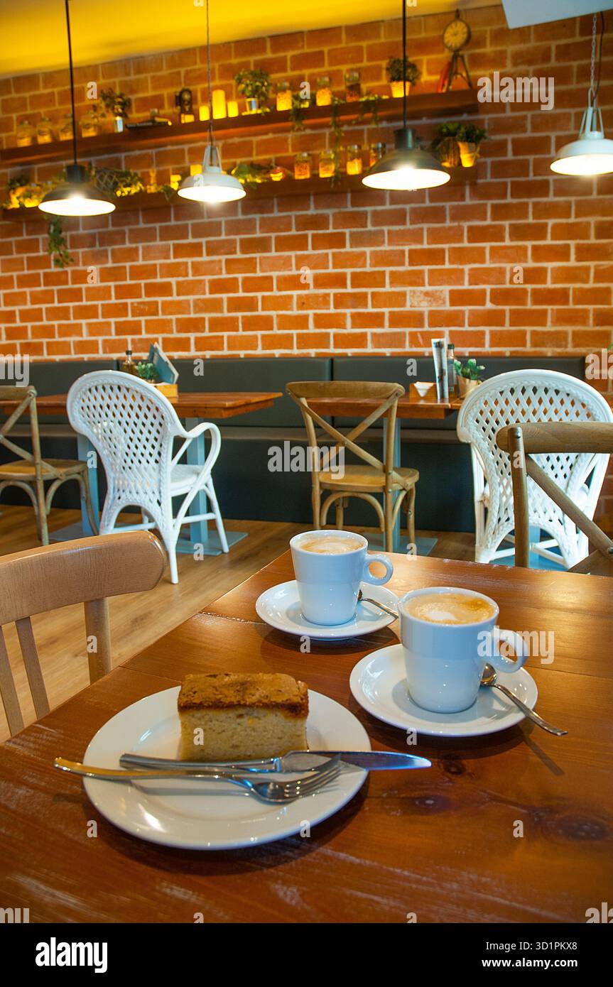 Deux tasses de café et un gâteau dans une cafétéria. Banque D'Images