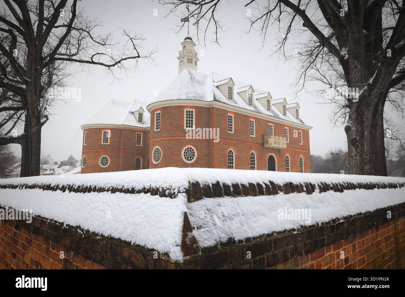Il y a de la neige provenant d'une tempête de neige de février au Capitole de Virgina reconstruit à Williamsburg, en Virginie. Banque D'Images