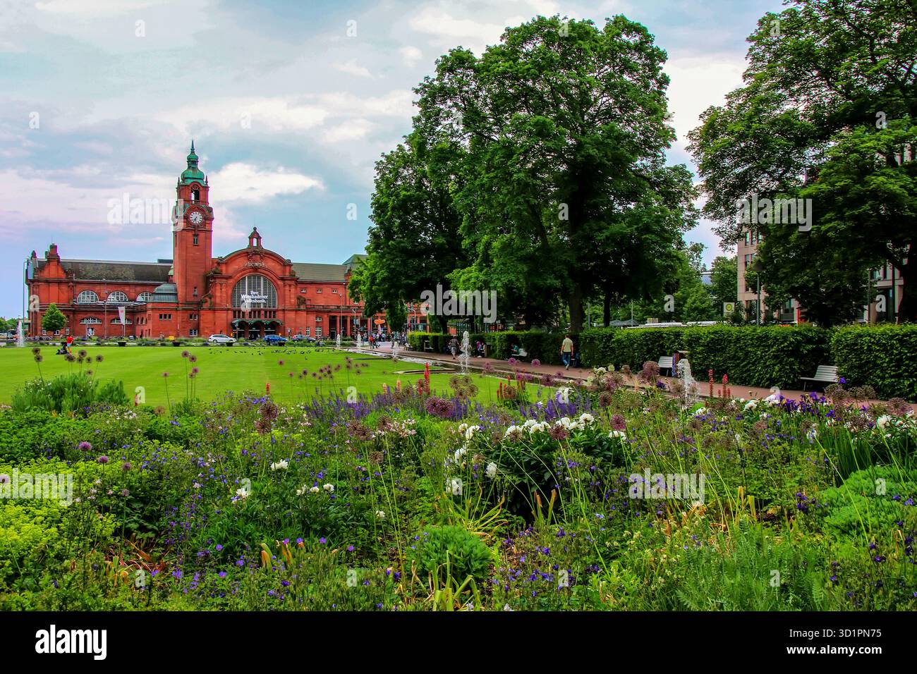 Garez-vous devant les gares de Wiesbaden, Hesse, Allemagne Banque D'Images