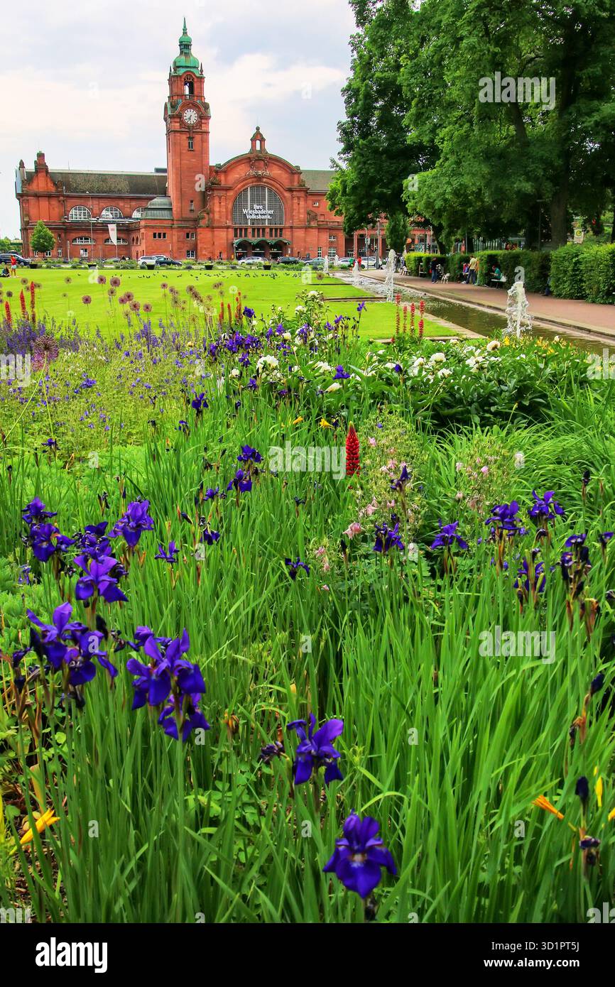 Garez-vous devant les gares de Wiesbaden, Hesse, Allemagne Banque D'Images
