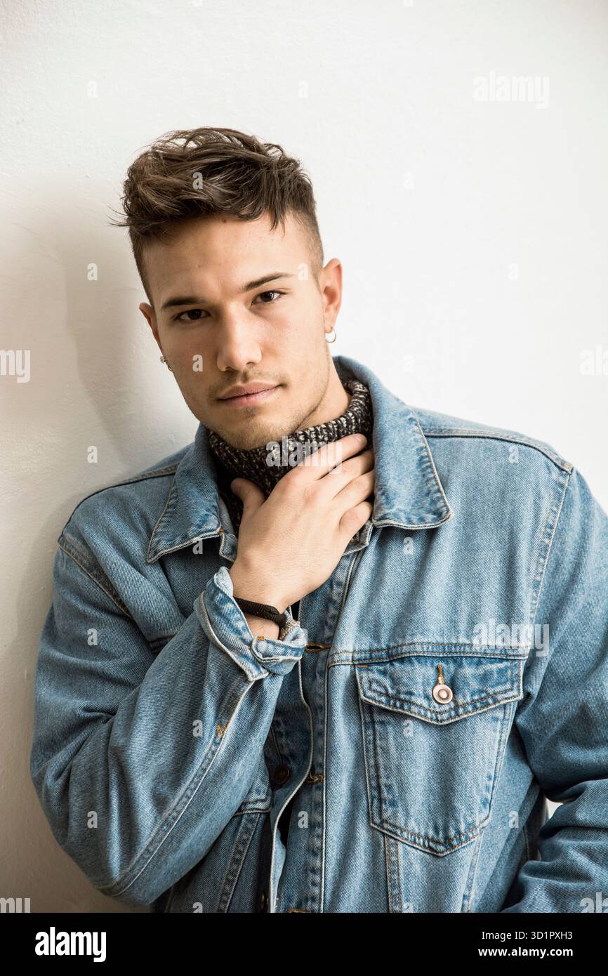 Asian-jeune blanc avec mal de gorge Banque D'Images