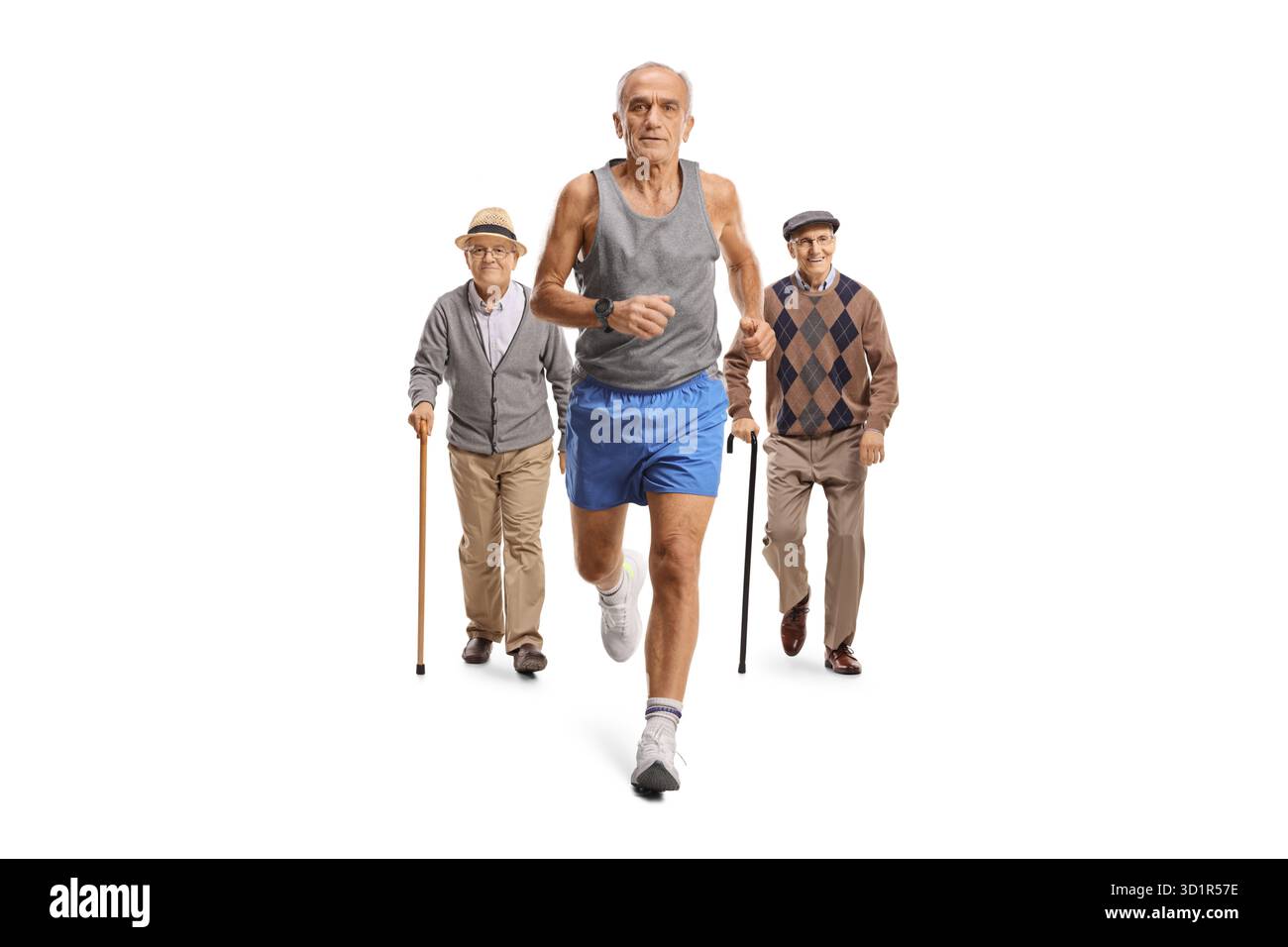 Fit homme âgé courant et hommes seniors avec des cannes marchant derrière isolé sur fond blanc Banque D'Images