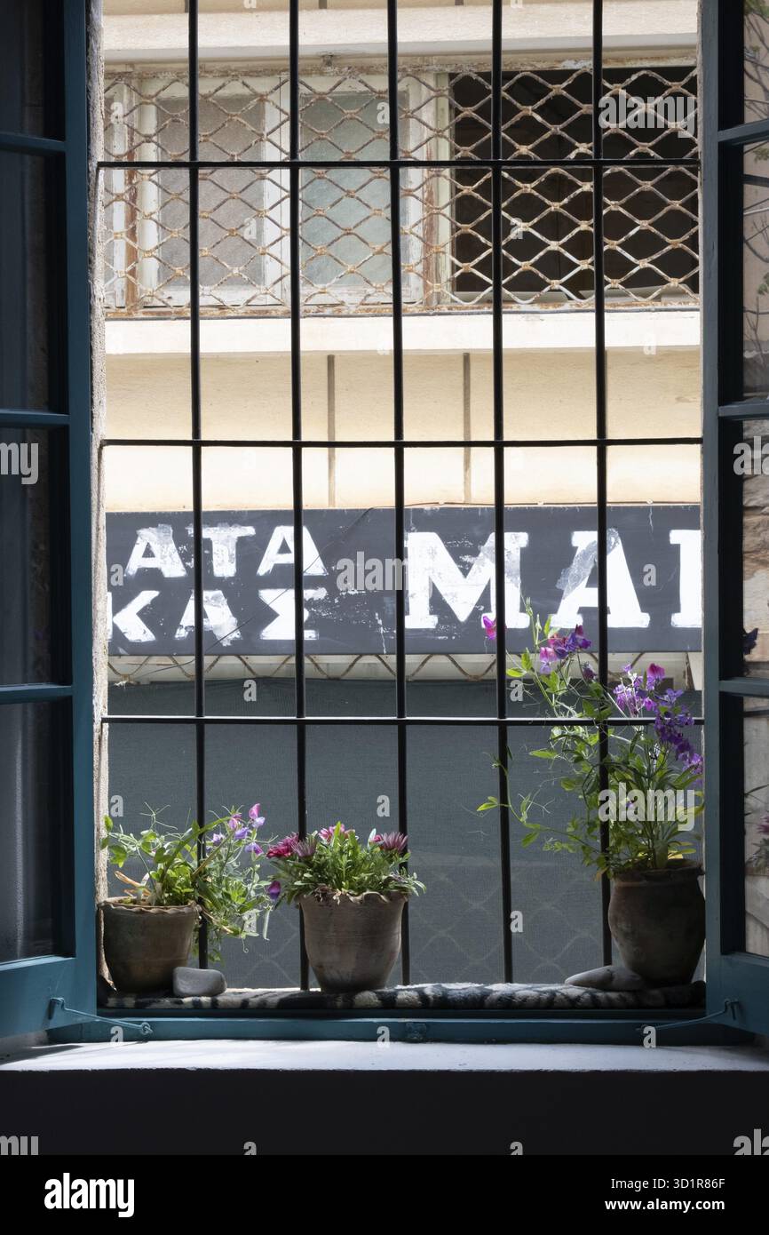 Famagusta, Chypre - 20 avril 2022 : vue sur un bâtiment abandonné en ruines dans la ville fantôme de Varosha, Famagusta à Chypre Banque D'Images