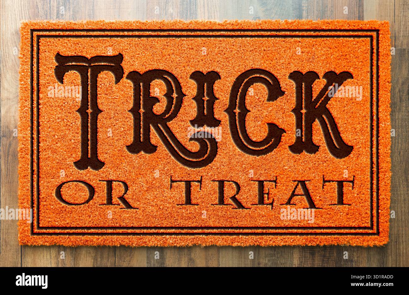 Trick or Treat Halloween Orange Welcome Mat sur fond de plancher de bois Banque D'Images
