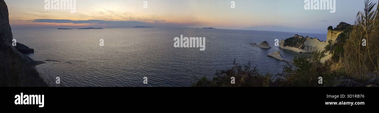 Belle vue panoramique de Cap Drastis dans l'île de Corfou en Grèce à la fin de l'après-midi Banque D'Images