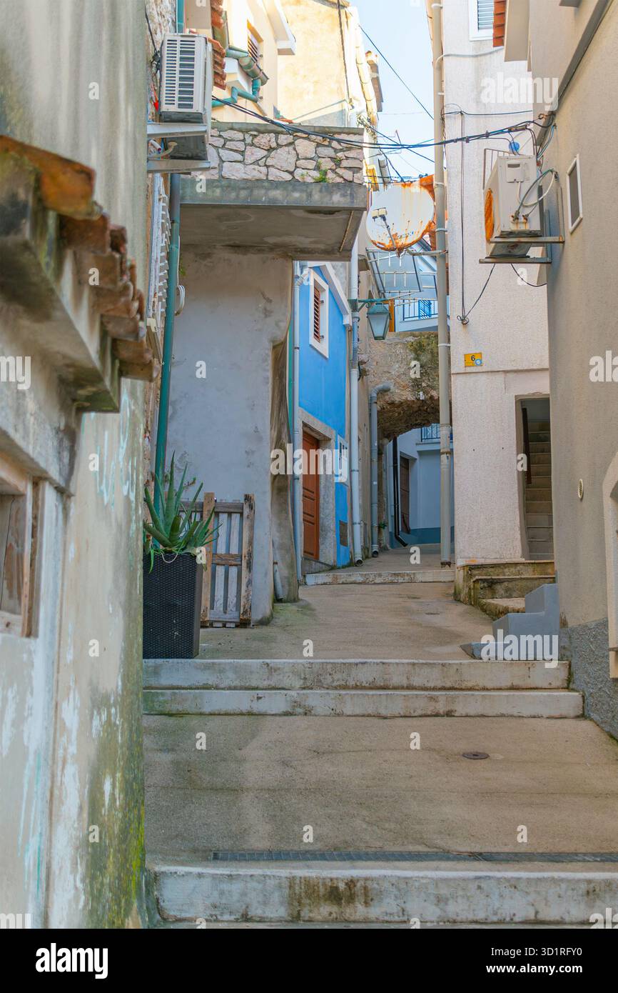Ruelle méditerranéenne étroite avec des bâtiments colorés et des marches en pierre. Baska, île de Krk, Croatie. Banque D'Images