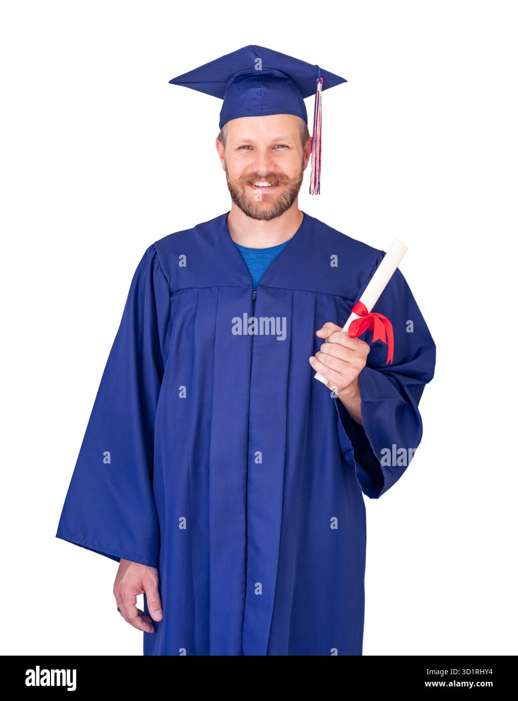 Heureux homme diplômé en Cap and Gown avec diplôme isolated on White Banque D'Images